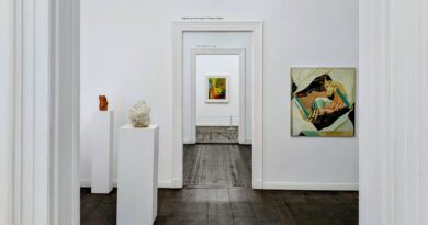 Gerhard Richter, U.L., 1985 Öl auf Leinwand / Oil on canvas Privatsammlung / Private collection Köln rechts: Barbara Keidel (1939 - 2021) Michael Schoenholtz (1937 - 2019) Frauenporträt mit Hut / Portrait of a woman wearing hat, 1975 Öl auf Leinwand / Oil on canvas Robert Riehl, Umarmung / Embrace, ca. 1972 Terrakotta / Terracotta Höhe / Hight 22 cm 24 25 Privatsammlung / Private collection Jelena Jamaikina Ingeborg Hunzinger Über die Schulter / Over the shoulder, 1994 Marmor / Marble 31 x 30 x 23 cm Kunstsammlung der Berliner Volksbank K 1027