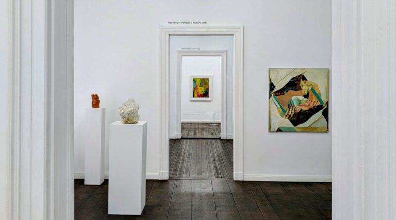 Gerhard Richter, U.L., 1985 Öl auf Leinwand / Oil on canvas Privatsammlung / Private collection Köln rechts: Barbara Keidel (1939 - 2021) Michael Schoenholtz (1937 - 2019) Frauenporträt mit Hut / Portrait of a woman wearing hat, 1975 Öl auf Leinwand / Oil on canvas Robert Riehl, Umarmung / Embrace, ca. 1972 Terrakotta / Terracotta Höhe / Hight 22 cm 24 25 Privatsammlung / Private collection Jelena Jamaikina Ingeborg Hunzinger Über die Schulter / Over the shoulder, 1994 Marmor / Marble 31 x 30 x 23 cm Kunstsammlung der Berliner Volksbank K 1027
